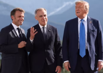 De gauche à droite : le président français Emmanuel Macron, le Premier ministre canadien Mark Carney et le président américain Donald Trump, au sommet du G7 à Kananaskis, le 16 juin 2025.