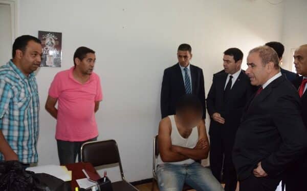 Des policiers en uniforme et en v&eacute;hicule de patrouille &laquo; braquent &raquo; un citoyen