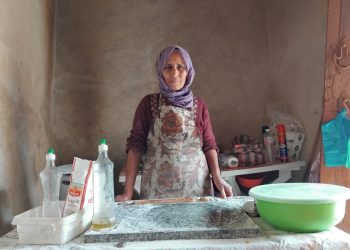 À Chebika, Naouia façonne ses mtabga comme on tisse un rêve, entre feu, farine et espoir - Photo: HB.