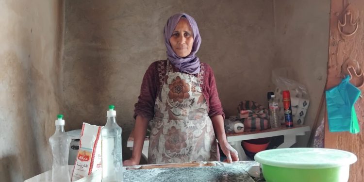 À Chebika, Naouia façonne ses mtabga comme on tisse un rêve, entre feu, farine et espoir - Photo: HB.
