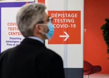 Test PCR obligatoire pour les voyageurs, m&ecirc;me vaccin&eacute;s, souhaitant se rendre en France