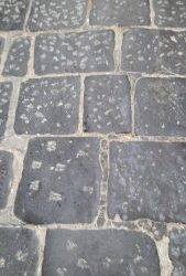 Connaissez-vous l'origine des pavés noirs de la médina de Tunis ?