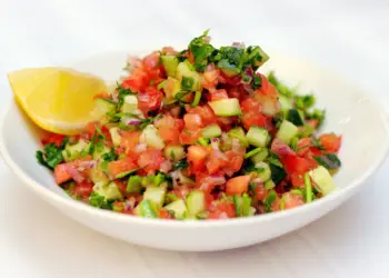 Cette « salade israélienne » à base de tomates et concombres ressemble étrangement à notre slata tunisienne… Photo: CNN
