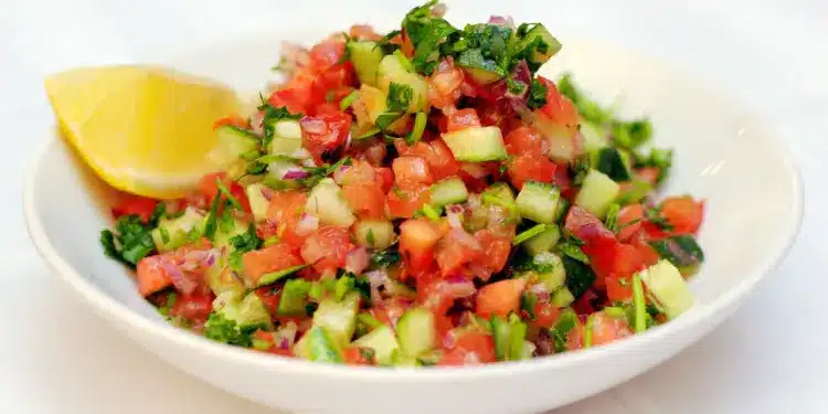 Cette « salade israélienne » à base de tomates et concombres ressemble étrangement à notre slata tunisienne… Photo: CNN