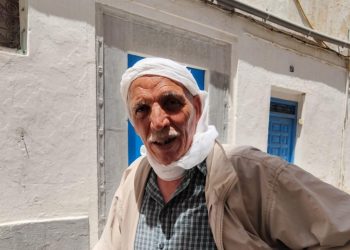 Salah, robavecchia joyeux, troque et déclame entre Bab Souika et Halfaouine - Photo: HB.