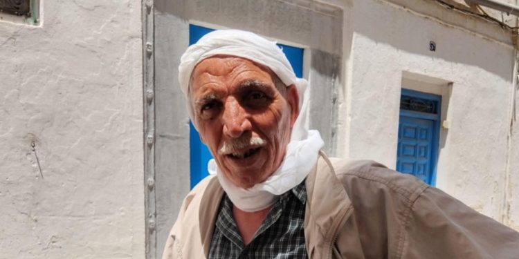 Salah, robavecchia joyeux, troque et déclame entre Bab Souika et Halfaouine - Photo: HB.