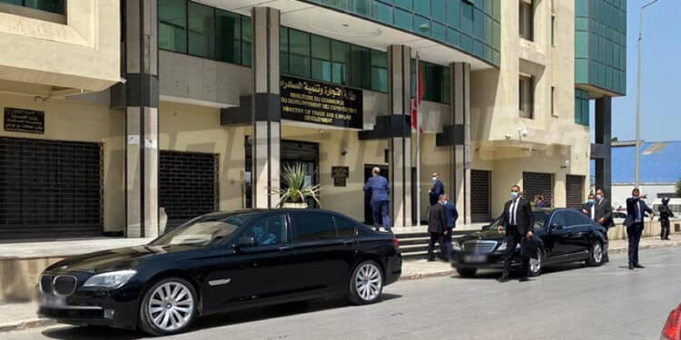 Kais Saied en visite inopinée au ministère du Commerce