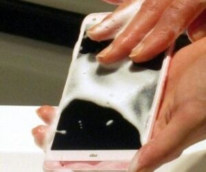 Le 1er téléphone lavable débarque au Japon