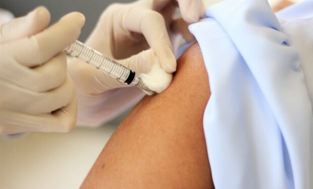 La campagne de vaccination bientôt élargie à d'autres tranches d'âge, annonce Mechichi