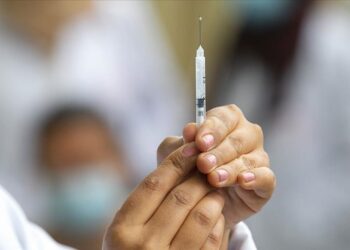 Le virus circule plus vite que les vaccins, s'inquiète l'OMS