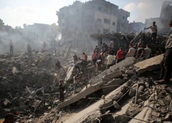 Des Palestiniens fouillent dans les décombres après une frappe sur la camp de réfugiés de Bureij © AFP - MAJDI FATHI / NurPhoto