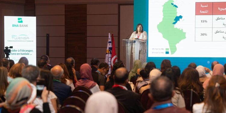 Rim Heddaoui de l'APIA présente l'investissement agricole aux Tunisiens de l'étranger.
