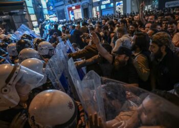 Des affrontements entre des manifestants et la police à Istanbul, le 30 juin 2025 (Getty Images)