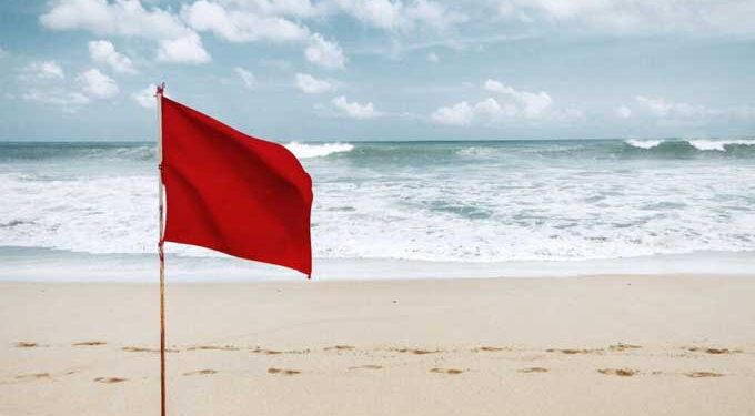 Tunisie : Baignade interdite sur fond de vents violents, deux morts et un disparu