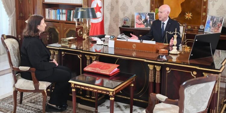 Saïed, président de la République, en réunion avec la cheffe du gouvernement Sarra Zaâfrani Zenzri