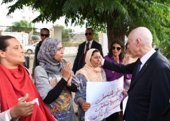 Le président Kaïs Saïed échange avec des citoyens