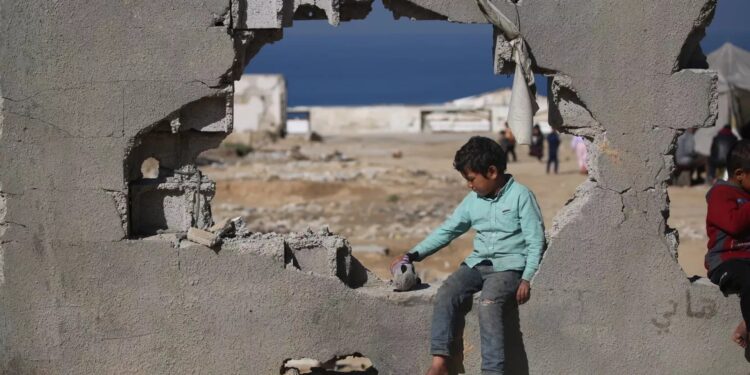 Gaza : Les enfants meurent, et le monde largue sa conscience en parachute