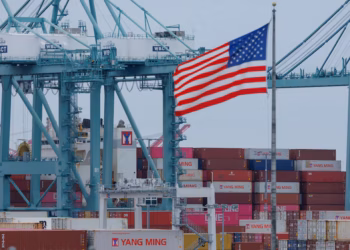 Conteneurs empilés au port de Los Angeles
