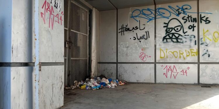 Snapshot : Ces poubelles qui nous narguent du haut d'un pont