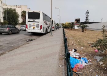 Tunisie - Libye : Quand on improvise une station de bus internationale !