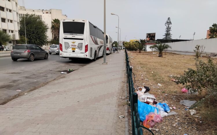 Tunisie - Libye : Quand on improvise une station de bus internationale !