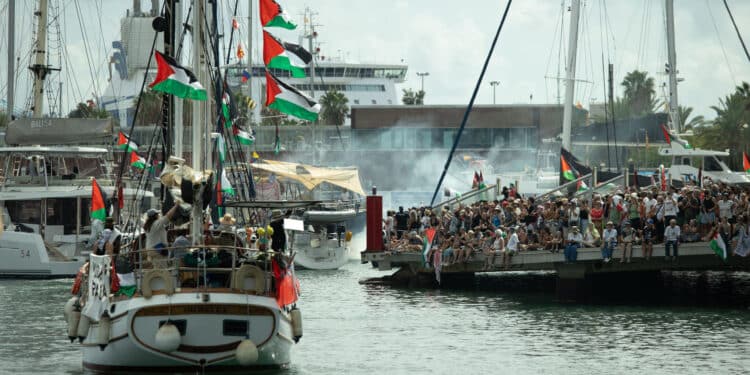 3CH9XTE Barcelona, Spain. 31st Aug, 2025. A group of boats sets sail from the port of Barcelona. Farewell of the Global Sumud Flotilla in the Port of Barcelona. The Global Sumud Flotilla sets sail from the Mediterranean to confront Israel's illegal blockade and bring humanitarian aid to Gaza. The flotilla includes more than 20 boats and 300 people, with activists from 44 different countries, and more boats are expected to join upon arrival in Tunisia on Thursday, September 4. (Credit Image: © David Canales/SOPA Images via ZUMA Press Wire) EDITORIAL USAGE ONLY! Not for Commercial USAGE!