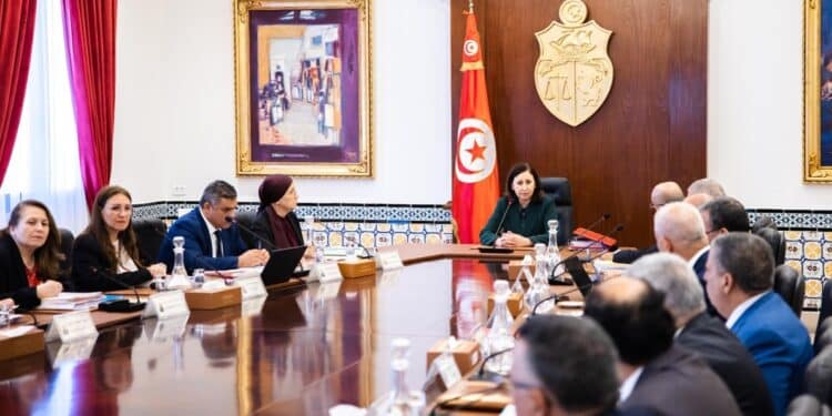 La cheffe du gouvernement Sarra Zaafrani Zenzri présidant le conseil ministériel consacré au projet de loi de finances 2026