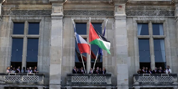 France : 21 mairies hissent le drapeau palestinien malgré l’interdiction du ministère de l’Intérieur