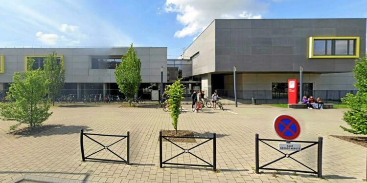 France : Une enseignante poignardée en classe par un élève de 14 ans