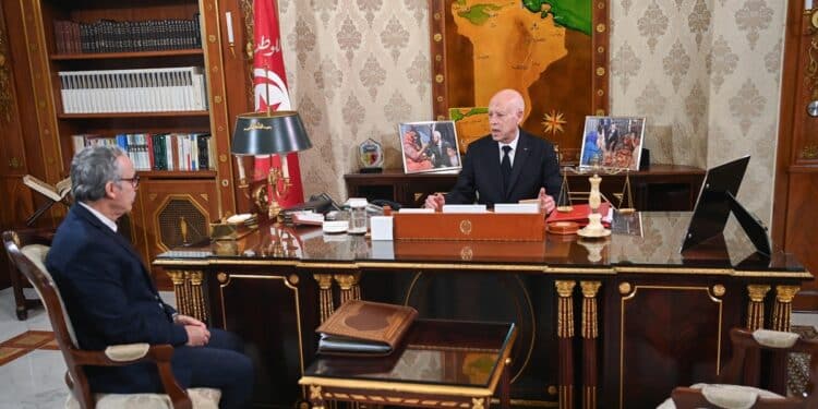 Le président Kaïs Saïed lors de sa rencontre, lundi 27 octobre 2025, avec le ministre des Affaires sociales, Issam Chebbi, au palais de Carthage.