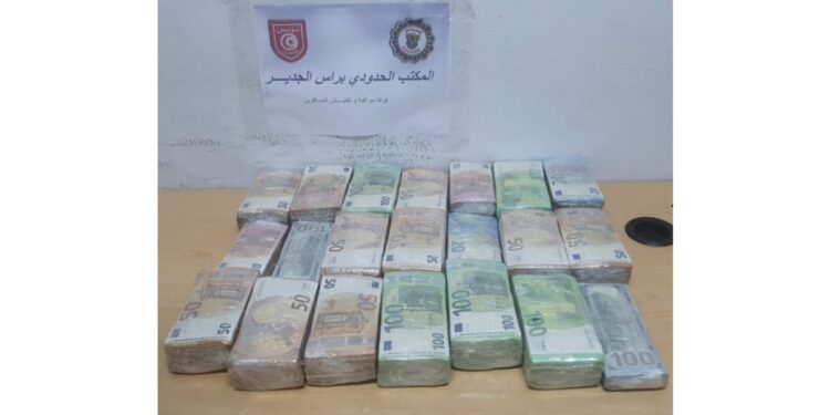 Tunisie : La Douane déjoue une tentative de contrebande de devises d’une valeur de 1,5 MD