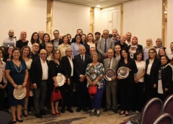 À Tunis, l’Institut Hédi Raïs, référence nationale en ophtalmologie, devient le théâtre d’un double récit : celui de la modernisation technologique et du malaise social.