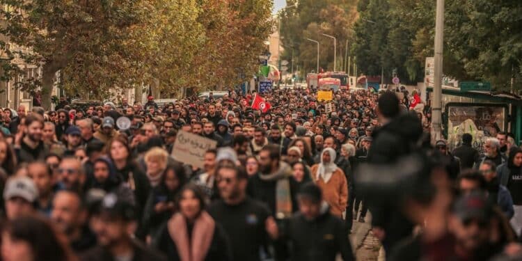 A Tunis, une foule défile sous le slogan "Contre l’injustice"