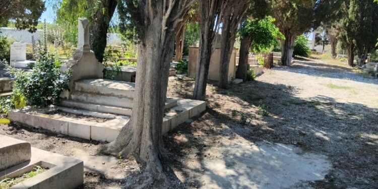 Snapshot - Carthage : Le cimetière oublié des pères blancs
