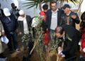 Le ministre de l’Environnement, Habib Obeid, plante symboliquement un arbre à l’occasion de la Fête nationale de l’Arbre