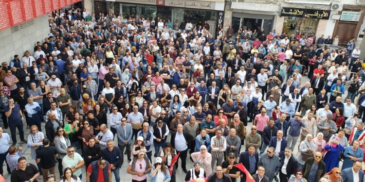 Grève des banques : les employés se rassemblent devant le siège de l’UGTT