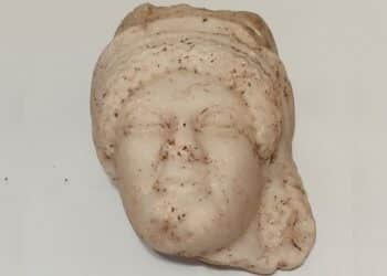 Après les pièces d’or de 2023, la fouille de Carthage révèle un masque en marbre du IVᵉ siècle av. J.-C.