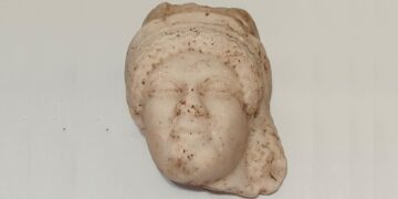 Après les pièces d’or de 2023, la fouille de Carthage révèle un masque en marbre du IVᵉ siècle av. J.-C.