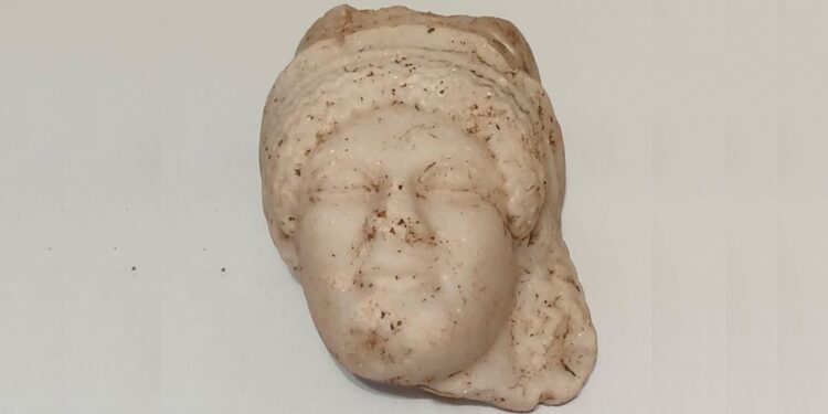 Après les pièces d’or de 2023, la fouille de Carthage révèle un masque en marbre du IVᵉ siècle av. J.-C.