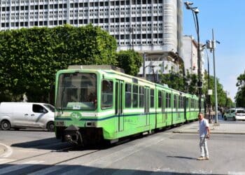 Déglingué, saturé, plein à craquer : il roule, il roule le métro léger