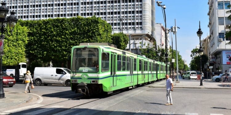 Déglingué, saturé, plein à craquer : il roule, il roule le métro léger