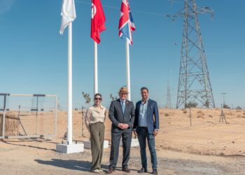 L’ambassadeur britannique Roddy Drummond aux côtés de Rebecca Venis, directrice opérationnelle, et d’Amir Ben Gacem, directeur général.
