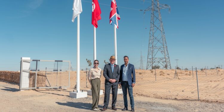 L’ambassadeur britannique Roddy Drummond aux côtés de Rebecca Venis, directrice opérationnelle, et d’Amir Ben Gacem, directeur général.