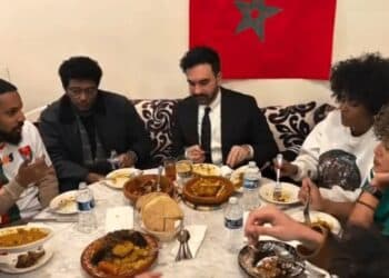 Quand le maire de New York vibre pour les Lions de l’Atlas dans un resto marocain