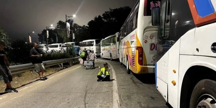 Pourquoi des bus touristiques algériens sont bloqués depuis plusieurs jours à la frontière tuniso-algérienne ?