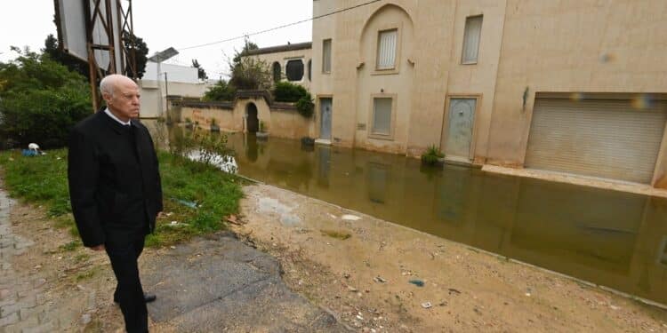 Kaïs Saïed inspecte les zones touchées par les inondations à Bhar Lazreg