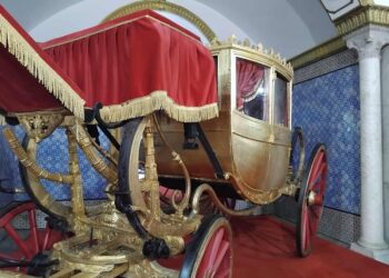 Une magnifique berline, carrosse à sept glaces du bey de Tunis