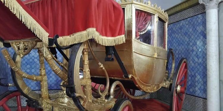 Une magnifique berline, carrosse à sept glaces du bey de Tunis