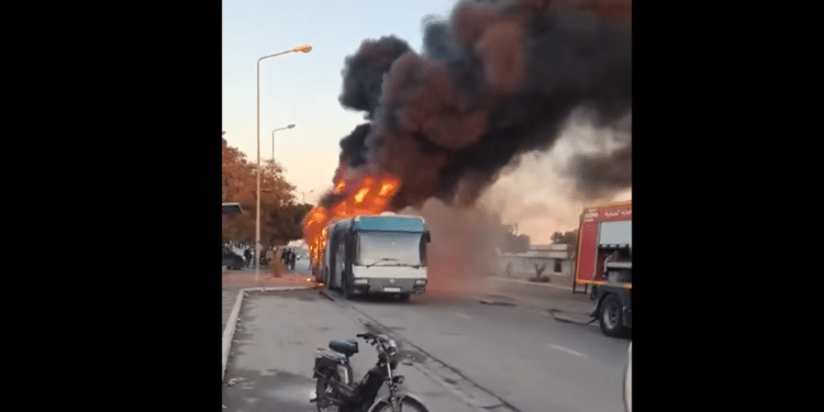 Un bus scolaire prend feu à Gabes
