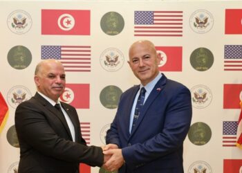 Rachid Amri, ministre tunisien des Transports, et Bill Bazzi, ambassadeur des États-Unis en Tunisie, lors d’une rencontre consacrée au renforcement de la coopération tuniso-américaine dans le domaine de l’aéronautique
